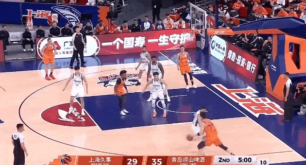 九游体育-怀特塞德接球双手拉框暴扣，张镇麟对抗后撤步跳投命中